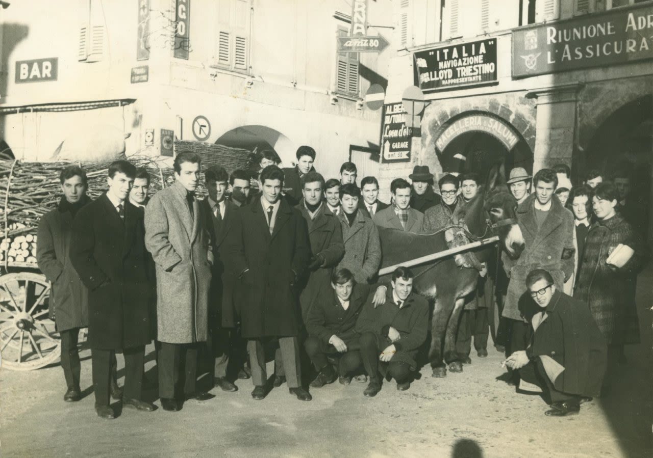 Anni '60: a Riva del Garda la "calda" protesta con somaro degli studenti pendolari